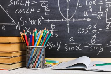 Sınıf tebeşir kurulu yazılı formüllerle arka plan kitapları ile okul Danışma. Soncept öğretmenin gün.