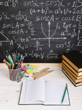 Sınıf tebeşir kurulu yazılı formüllerle arka plan kitapları ile okul Danışma. Soncept öğretmenin gün.