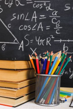 Sınıf tebeşir kurulu yazılı formüllerle arka plan kitapları ile okul Danışma. Soncept öğretmenin gün.