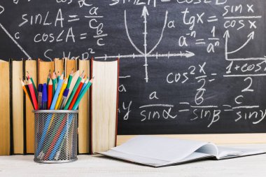 Sınıf tebeşir kurulu yazılı formüllerle arka plan kitapları ile okul Danışma. Soncept öğretmenin gün.