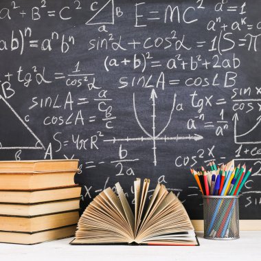 Sınıf tebeşir kurulu yazılı formüllerle arka plan kitapları ile okul Danışma. Soncept öğretmenin gün.