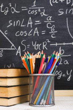 Sınıf tebeşir kurulu yazılı formüllerle arka plan kitapları ile okul Danışma. Soncept öğretmenin gün.