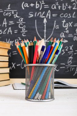 Sınıf tebeşir kurulu yazılı formüllerle arka plan kitapları ile okul Danışma. Soncept öğretmenin gün.