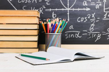 Sınıf tebeşir kurulu yazılı formüllerle arka plan kitapları ile okul Danışma. Soncept öğretmenin gün.