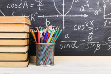 Sınıf tebeşir kurulu yazılı formüllerle arka plan kitapları ile okul Danışma. Soncept öğretmenin gün.