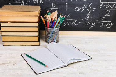 Sınıf tebeşir kurulu yazılı formüllerle arka plan kitapları ile okul Danışma. Soncept öğretmenin gün.