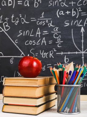 Sınıf tebeşir kurulu yazılı formüllerle arka plan kitapları ile okul Danışma. Soncept öğretmenin gün.