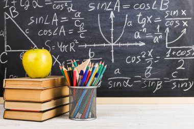 Sınıf tebeşir kurulu yazılı formüllerle arka plan kitapları ile okul Danışma. Soncept öğretmenin gün.