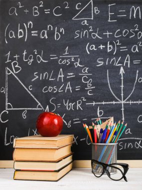 Sınıf tebeşir kurulu yazılı formüllerle arka plan kitapları ile okul Danışma. Soncept öğretmenin gün.