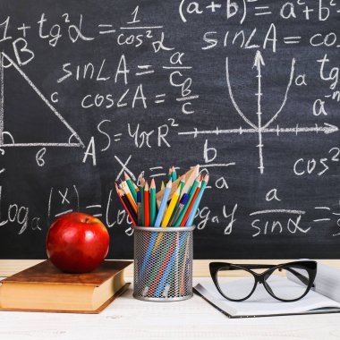 Sınıf tebeşir kurulu yazılı formüllerle arka plan kitapları ile okul Danışma. Soncept öğretmenin gün.