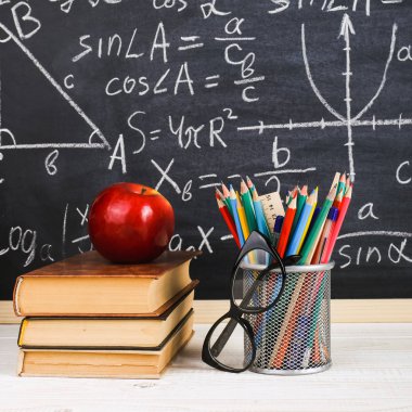 Sınıf tebeşir kurulu yazılı formüllerle arka plan kitapları ile okul Danışma. Soncept öğretmenin gün.