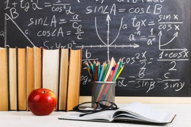 Sınıf tebeşir kurulu yazılı formüllerle arka plan kitapları ile okul Danışma. Soncept öğretmenin gün.