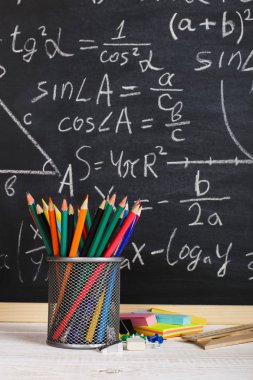 Sınıf tebeşir kurulu yazılı formüllerle arka plan kitapları ile okul Danışma. Soncept öğretmenin gün.