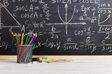 Sınıf tebeşir kurulu yazılı formüllerle arka plan kitapları ile okul Danışma. Soncept öğretmenin gün.