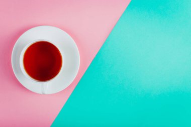 Bir fincan çay pastel renkli kağıt arka plan üzerinde. Kopya alanı.