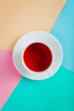 Bir fincan çay pastel renkli kağıt arka plan üzerinde. Kopya alanı.