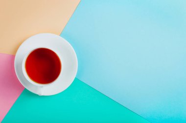 Bir fincan çay pastel renkli kağıt arka plan üzerinde. Kopya alanı.