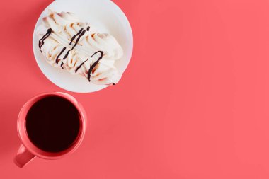 Bir beze pasta ve kahve mercan yaşam parlak bir modaya uygun zemin üzerine.