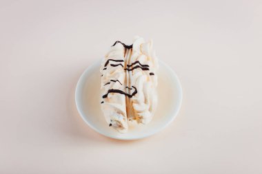 Yumuşak pastel arka plan üzerinde bir daire üzerinde beze pasta.