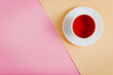 Bir fincan çay pastel renkli kağıt arka plan üzerinde. Kopya alanı.