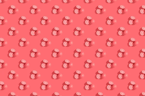 Oranges on a living coral colored background. Repeating pattern, preparation for wallpaper citrus mood. — Stock Photo, Image