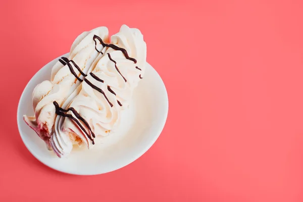 Gâteau meringue sur un fond lumineux et branché, vivant corail . — Photo