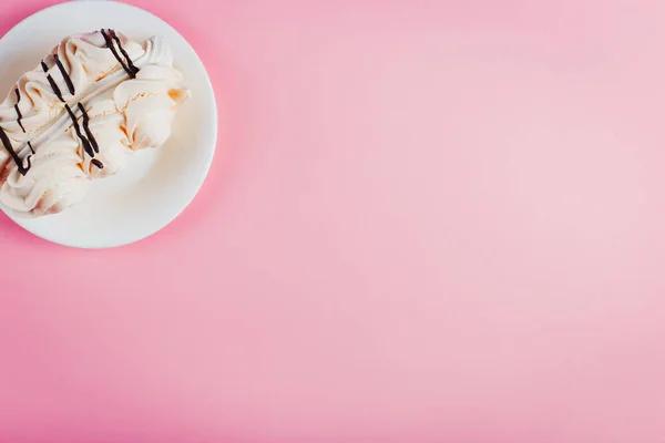 Меренга торт на блюдце, на мягком пастельном фоне . — стоковое фото