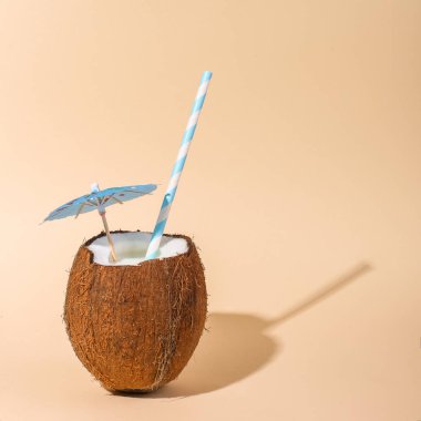 Hindistan cevizi bir kabuk bir şemsiye ve saman ile Kupası'nda kokteyl. T