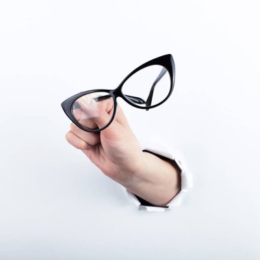 El gözlük vizyon için tutan paperman, delik dışında. Beyaz arka plan üzerinde izole.