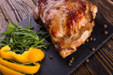 Uyluk Türkiye siyah taş gemide baharat ile fırında pişirdim. Sağlıklı gıda. Şükran günü yemeği.