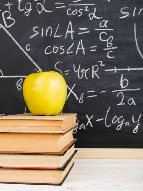 Sınıf tebeşir kurulu yazılı formüllerle arka plan kitapları ile okul Danışma. Soncept öğretmenin gün.