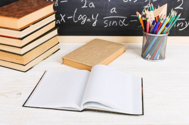 Sınıf tebeşir kurulu yazılı formüllerle arka plan kitapları ile okul Danışma. Soncept öğretmenin gün.