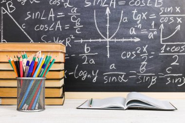 Sınıf tebeşir kurulu yazılı formüllerle arka plan kitapları ile okul Danışma. Soncept öğretmenin gün.