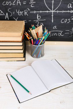 Sınıf tebeşir kurulu yazılı formüllerle arka plan kitapları ile okul Danışma. Soncept öğretmenin gün.