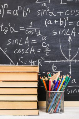 Sınıf tebeşir kurulu yazılı formüllerle arka plan kitapları ile okul Danışma. Soncept öğretmenin gün.