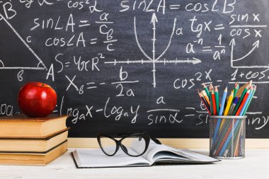 Sınıf tebeşir kurulu yazılı formüllerle arka plan kitapları ile okul Danışma. Soncept öğretmenin gün.