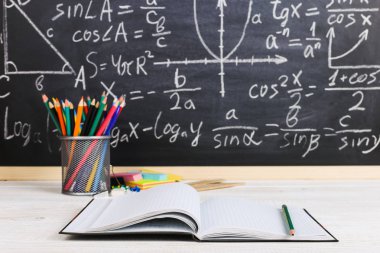 Sınıf tebeşir kurulu yazılı formüllerle arka plan kitapları ile okul Danışma. Soncept öğretmenin gün.