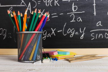 Sınıf tebeşir kurulu yazılı formüllerle arka plan kitapları ile okul Danışma. Soncept öğretmenin gün.