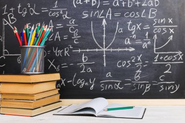 Sınıf tebeşir kurulu yazılı formüllerle arka plan kitapları ile okul Danışma. Soncept öğretmenin gün.
