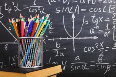 Sınıf tebeşir kurulu yazılı formüllerle arka plan kitapları ile okul Danışma. Soncept öğretmenin gün.