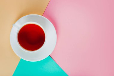 Bir fincan çay pastel renkli kağıt arka plan üzerinde. Kopya alanı.