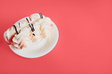 Mercan yaşam parlak bir modaya uygun zemin üzerine beze pasta.