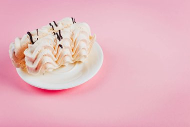 Yumuşak pastel arka plan üzerinde bir daire üzerinde beze pasta.