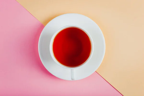 Чашка чая на бумажном фоне пастельного цвета. Копирование пространства . — стоковое фото