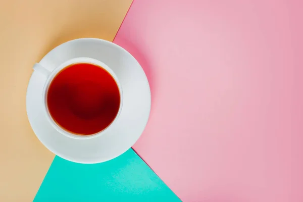 Чашка чая на бумажном фоне пастельного цвета. Копирование пространства . — стоковое фото