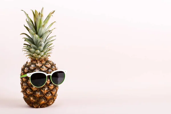 Ananas v brýle, pojem legrační Letní nálada. — Stock fotografie