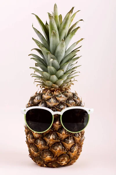 Abacaxi em óculos de sol, conceito de um humor engraçado de verão . — Fotografia de Stock