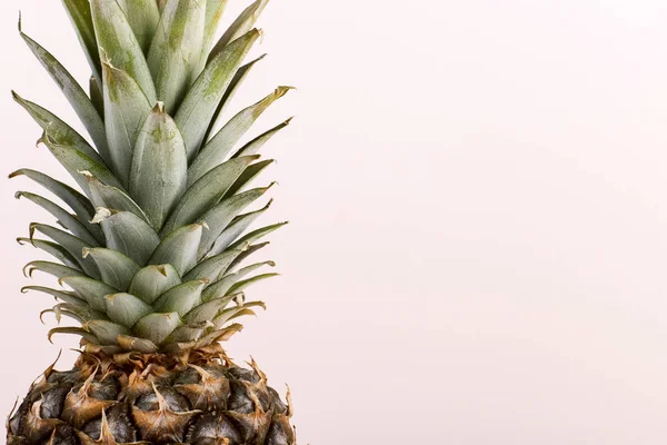 Ananas zblízka na žlutém podkladu. Letní nálada, kopie prostor. — Stock fotografie