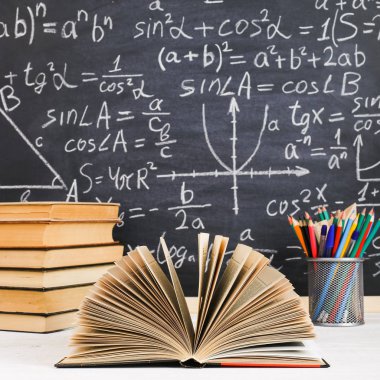 Sınıf tebeşir kurulu yazılı formüllerle arka plan kitapları ile okul Danışma. Soncept öğretmenin gün.