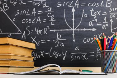 Sınıf tebeşir kurulu yazılı formüllerle arka plan kitapları ile okul Danışma. Soncept öğretmenin gün.